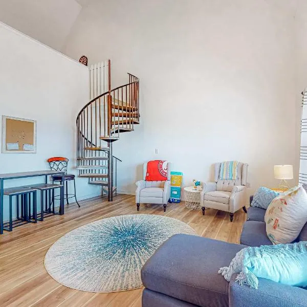 Sunlit two-story condo with pool walk one block to the beach, hotel di Gulf Shores