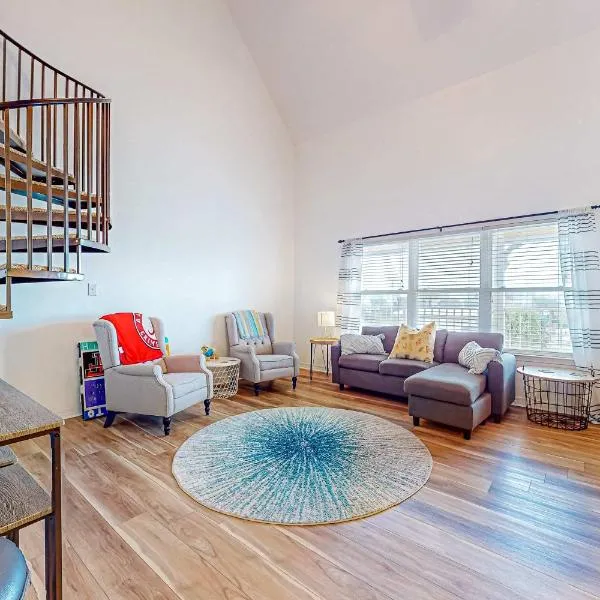 Sunlit two-story condo with pool walk one block to the beach, hotell i Gulf Shores