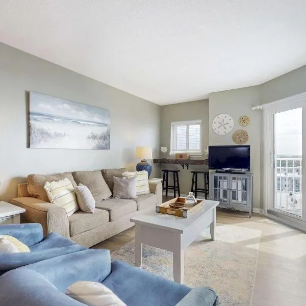 Bright coastal condo with Gulf views pools hot tub & private balcony: Gulf Shores şehrinde bir otel