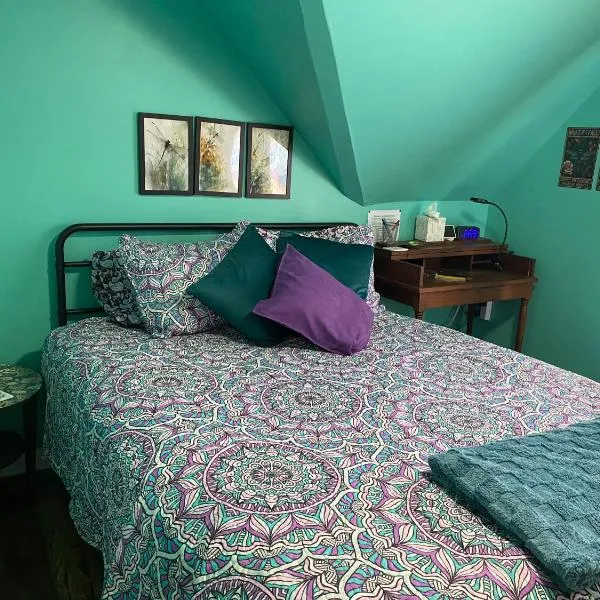 Cottage East-Dragonfly Room, hotel sa Kansas City