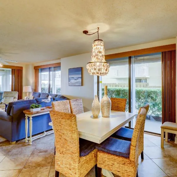 Inviting coastal-chic beachfront condo with pool hot tub and tennis、オレンジビーチのホテル