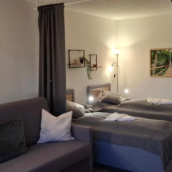 Stay-at-AJ Homes Hamm mit komplett ausgestatteter Küche, Balkon, 4 Hotel-Boxspringbetten in 2 Schlafzimmern & Schlafsofa sowie kostenlos inklusive Bettwäsche & Handtücher, Verbrauchsartikel, Parkplatz, WiFi & SmartTV, hotel u gradu Ham