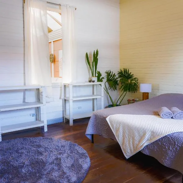 The Nomad Hostel - SJO Airport 5 min - Private, WiFi & Premium Coffee: Alajuela şehrinde bir otel