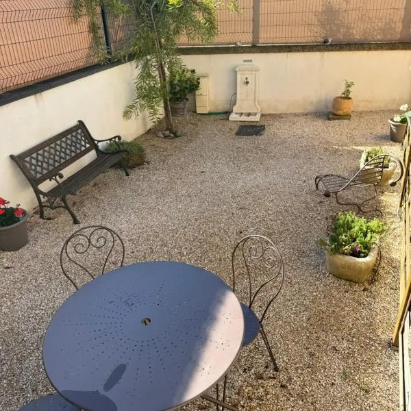 Appartement cosy avec cour privée & terrasse Calme idéal couples familles, hotel di Cavaillon