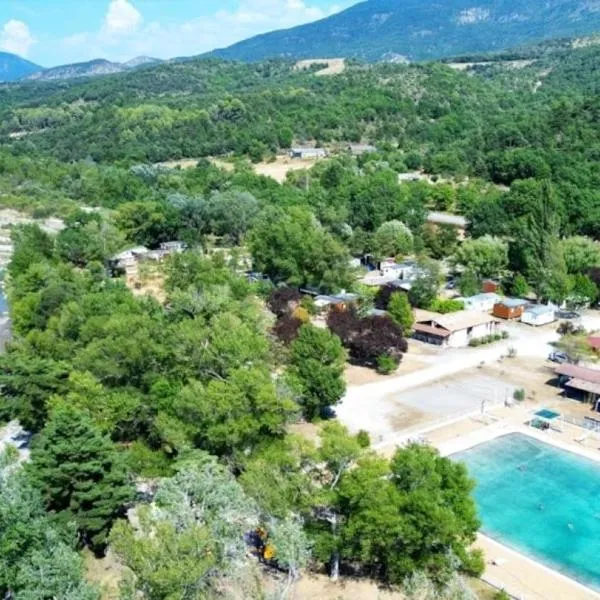 ZEcamping 3 étoiles chiens acceptés piscine bar et restaurant, hotel u gradu 'Mézel'