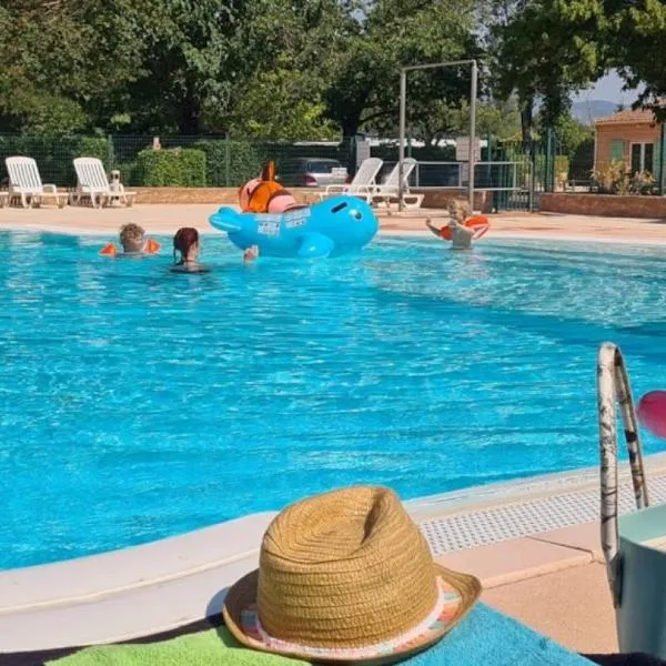 ZEcamping 3 dog friendly piscine dans le parc régional du Verdon – hotel w mieście Valensole