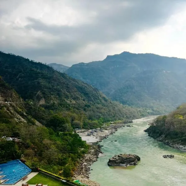 ALOHA ON SACRED GANGES 2BHK Premium Ganga View Apartment with Infinity Pool, hotel i Rishikesh