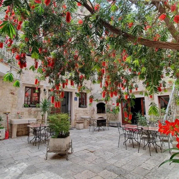 Palace Derossi, hotel u Trogiru