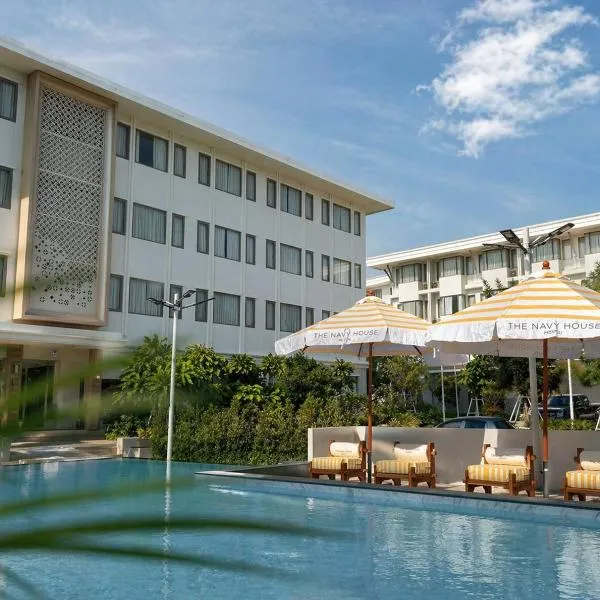 THE NAVY HOUSE HOTEL, hotel u gradu Satahip