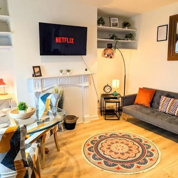 Stylish Townhouse - 8 Mins From Leeds - Free Fast WiFi - Free Parking，赫丁利的飯店