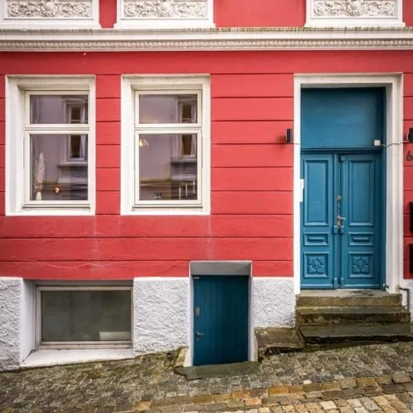 Bo blant brosteinsbelagte gater i hjertet av Bergen, отель в Бергене