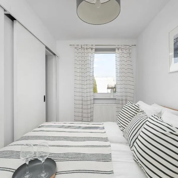 Cozy Apartment with Balcony Near the Sea by Noclegi Renters, hotel v mestu Sarbinowo