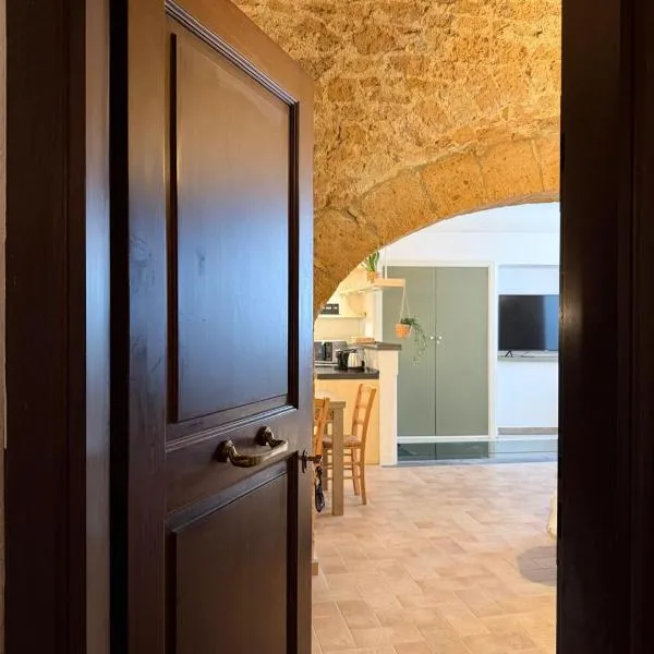 Casa tipica orvietana, nel centro storico Wi-Fi e AC, hotel v destinácii Orvieto