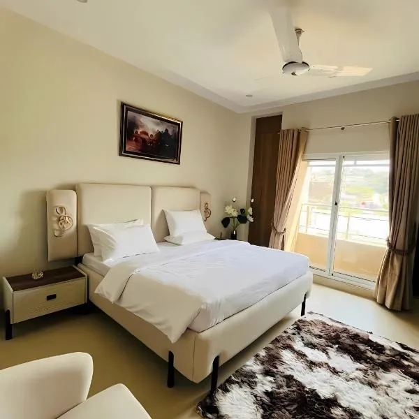 Luxurious and modern style 2BR apartment in Rawalpindi, near food street ,self check in, free Netflix, hotel di Rawalpindi