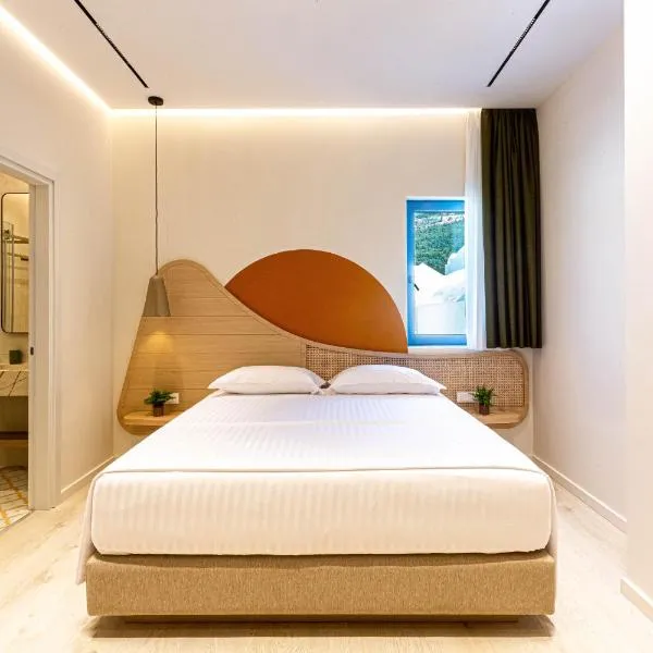 Santorini Luxury Room 3 - Beach Access, Parking and more, hotel i Palasë