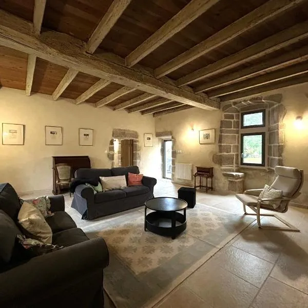 Château de Chausserais - 5 chambres, 4 salles d'eau - à 55 minutes du Puy-du-Fo u, khách sạn ở Chiché