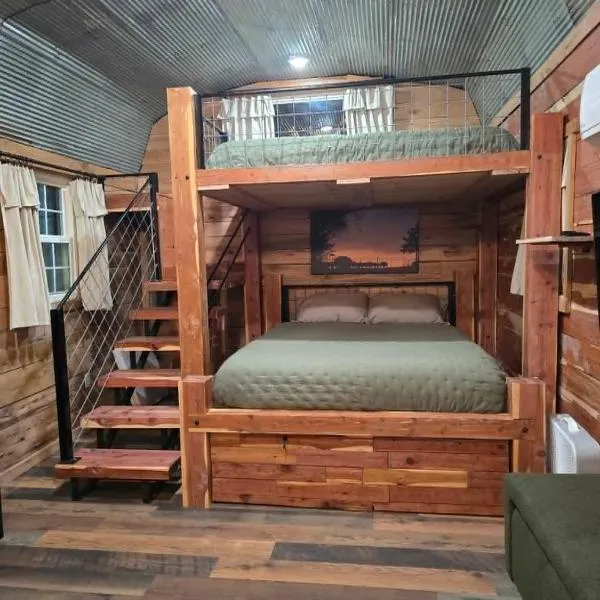 Cozy 1-BR Cabin with Kid's Loft & Hot Tub on Buffalo Farm, hotel en Marshall