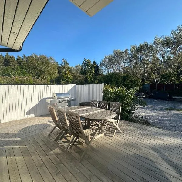 Modern Scandinavian Villa Near Sigtuna, hotel a Sigtuna