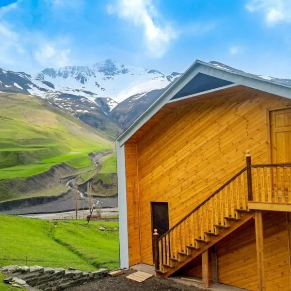 Xinaliq Khinalig İzzet's Riverside Home Stay, hotel u gradu 'Xınalıq'