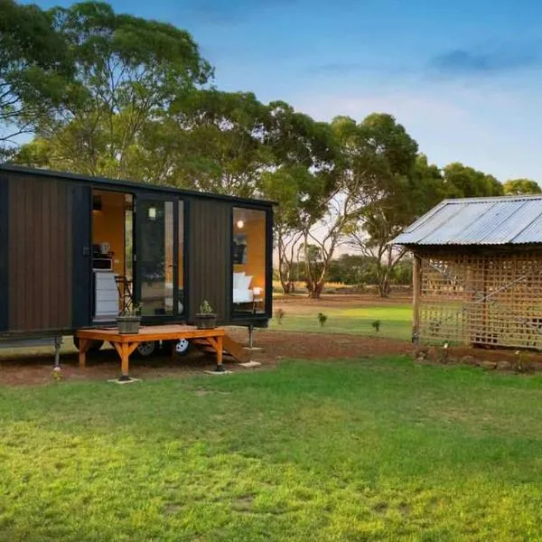 Lara Grove Cottage 2 by Tiny Away, Hotel in Purdeet