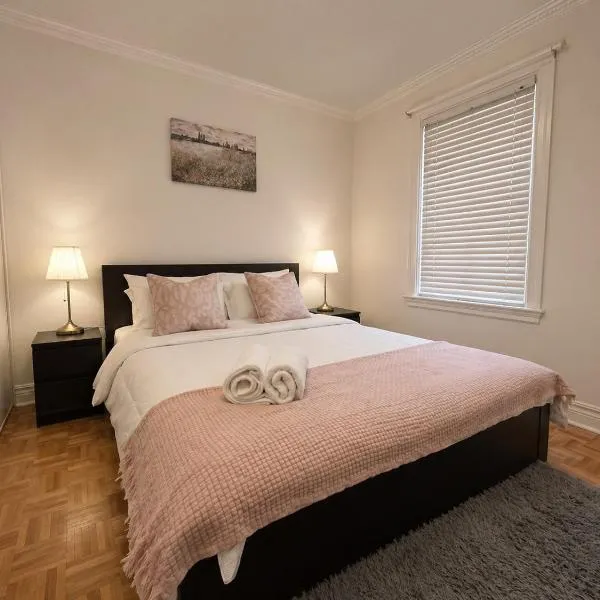 Toronto DownTown Stylish Queen Suite Private Bath Walk to Ossington Subway, hotel in Toronto