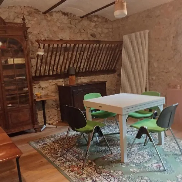 Charvolet, hotel u gradu Izeron