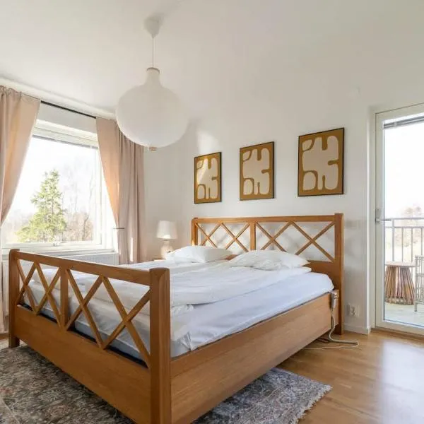 Modern 2 Bedroom Home with 2 Balcony & Workspace, hotel v mestu Båstad