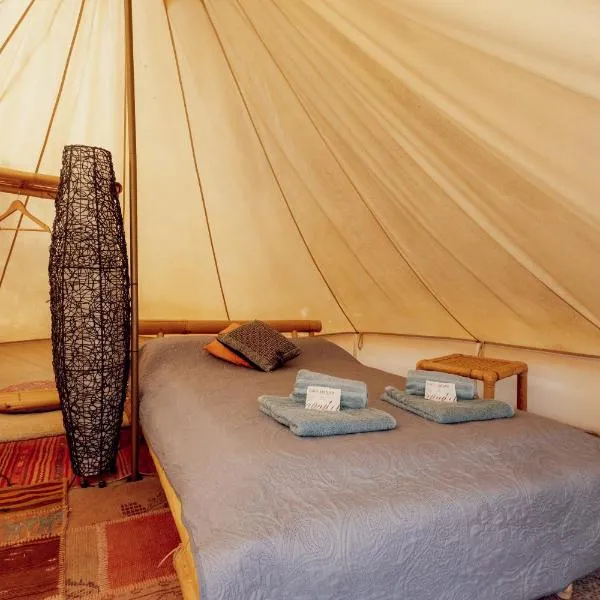 Bellissima Bell Tent - Romantic Glamping Retreat in Nature, hotel v destinaci Tortosa