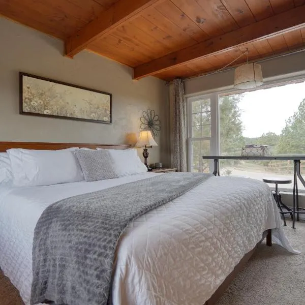 Sunrise Cabin at Highland Meadows - King Bed and Views, hotel in Hot Springs