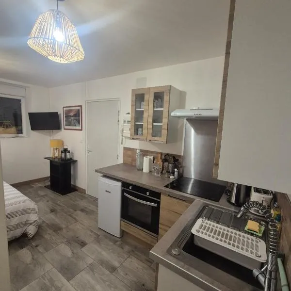 Comfortable one-story studio apartment, hotelli kohteessa Péronne