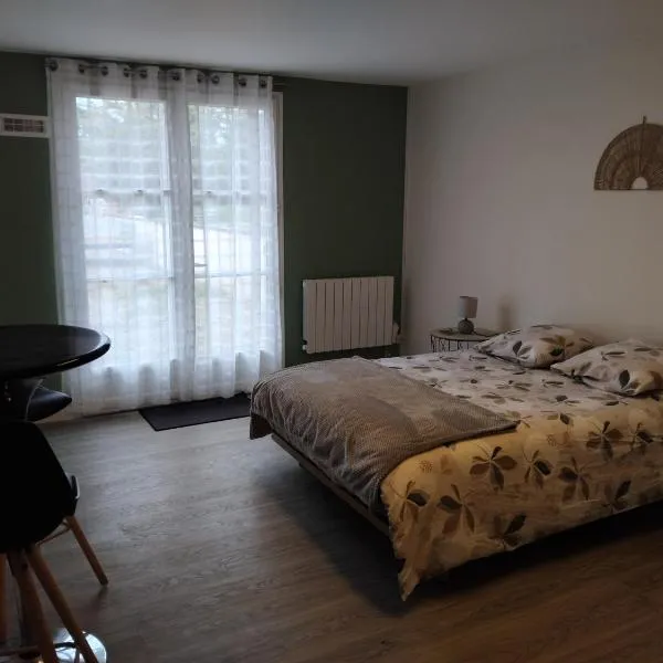 Chambre โรงแรมในChâteau-Garnier