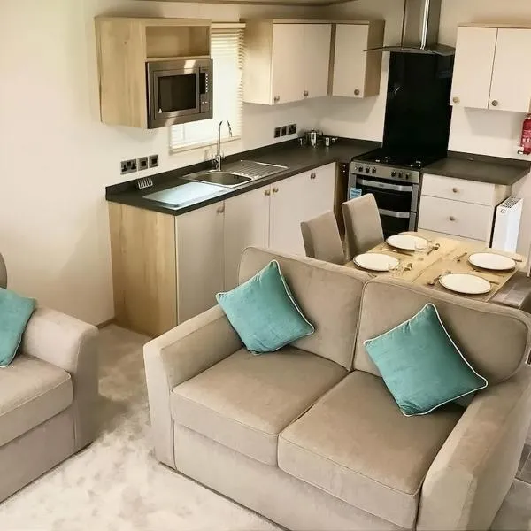 Spacious Caravan - Durdle Door Holiday Park، فندق في ويست لولوورث