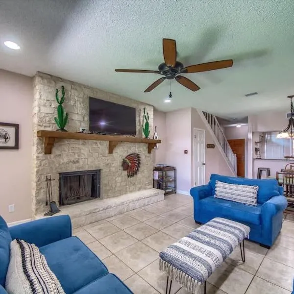 CW C102 The Iron Cactus Condo on the Comal, hotel in New Braunfels
