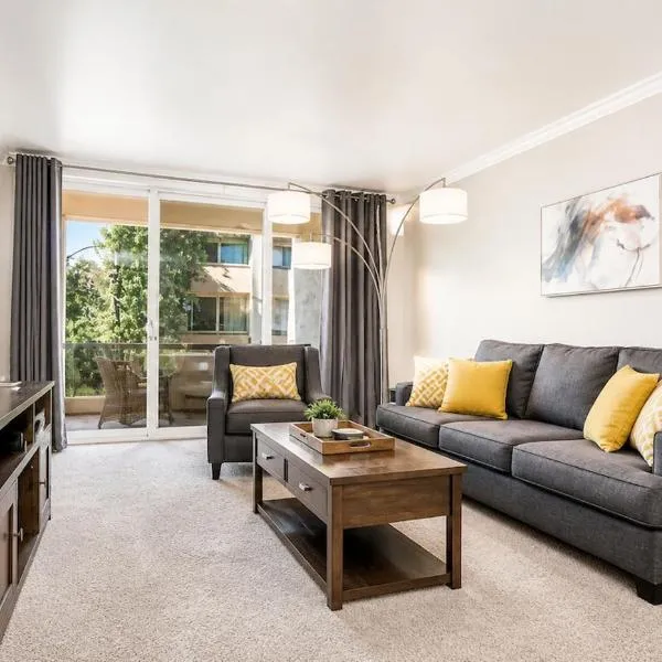 Relaxing Condo with Parking - Minutes to Old Town!, hotel di Scottsdale