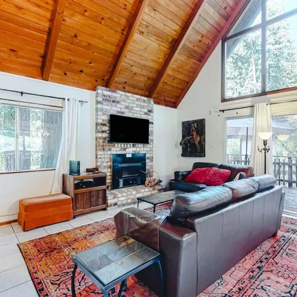 Redwood Lodge، فندق في Monte Rio