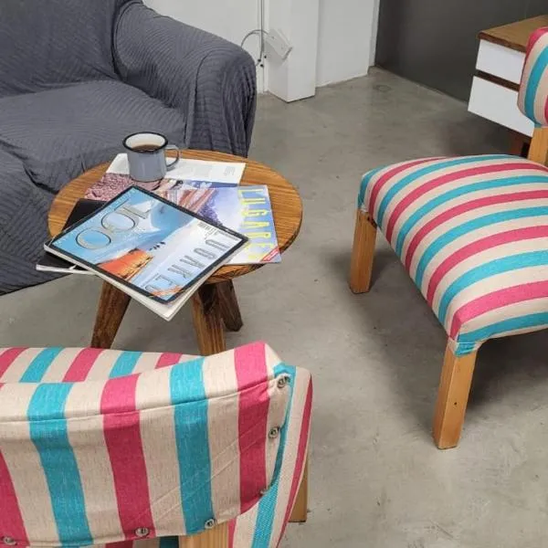 Departamento Martinez San Isidro con AA y Wifi velocidad Ideal para quienes necesitan alojarse cerca de clínicas como Trinidad San Isidro Las Lomas o Fertilitis excelente acceso desde Panamericana y Thames espacio comodo tranquilo y totalmente equipado, hotelli kohteessa Martínez