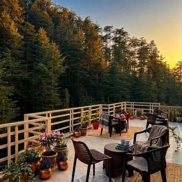 Decent Stays BnB in NEW SIMLA - 3BHK apartments - PRIVATE PARKING - BALCONY VIEW, хотел в Шимла