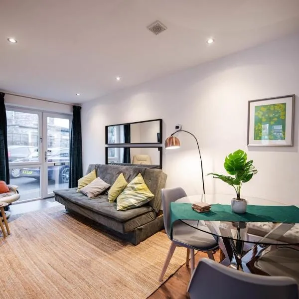 Broadhurst Court - Lovely Apt for 6 -Near Town- Free parking -Flat 5, hotel a Stockport
