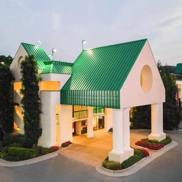 Quality Inn Near the Island Pigeon Forge, hotel u gradu Pidžin Fordž