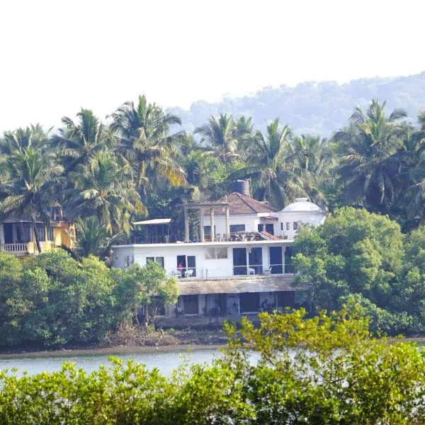 Riverfront Grand By GikiJoy, khách sạn ở Siolim