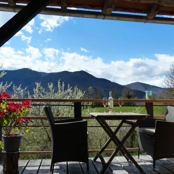 Eco-grange au milieu de notre ferme biologique O'Naturel, хотел в Massat
