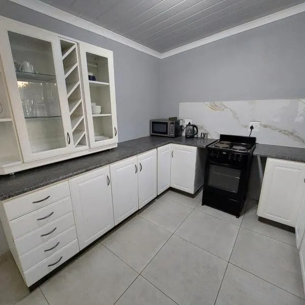 Cosy Garden Cottage, hotel in Somerset West