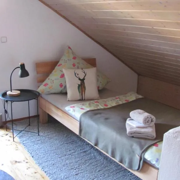#4 Galeriezimmer mit 2 Betten ,Balkon, Gemeinschaftsbad, Airport nah,freies W-Lan, Hotel in Trunkelsberg