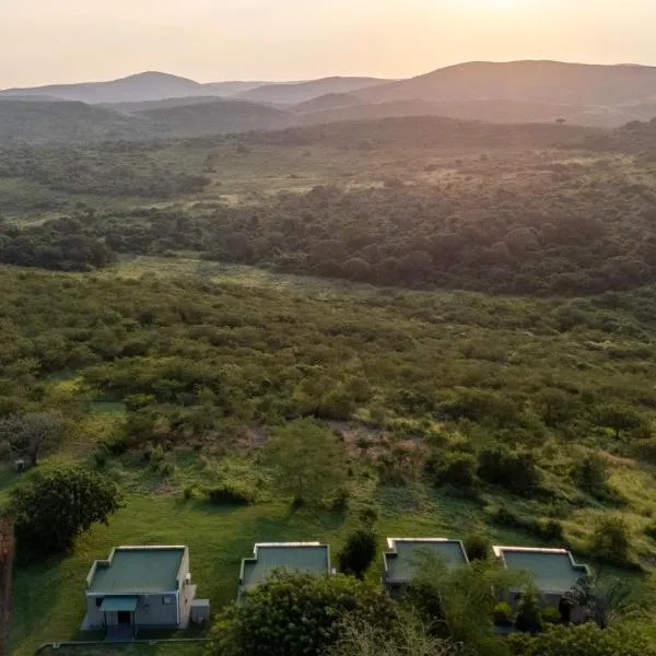 Sunset Safari Camp at Hluhluwe Game Park, hotel din KwaNompondo