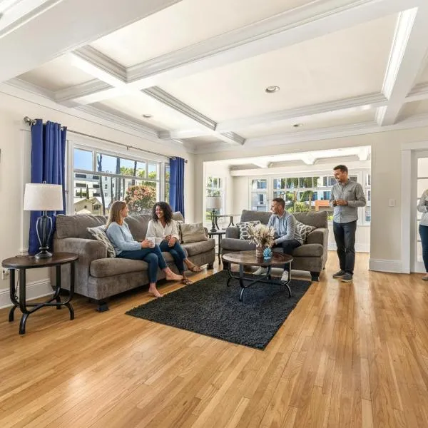 Long Beach 2BR and 1BA Charming Condo Near Alamitos Beach, Marina, Cafes & Shops, hotel i Long Beach