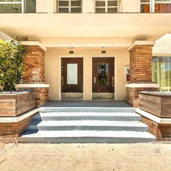 Long Beach 2BR and 1BA Charming Condo Near Alamitos Beach, Marina, Cafes & Shops, hotel en Long Beach