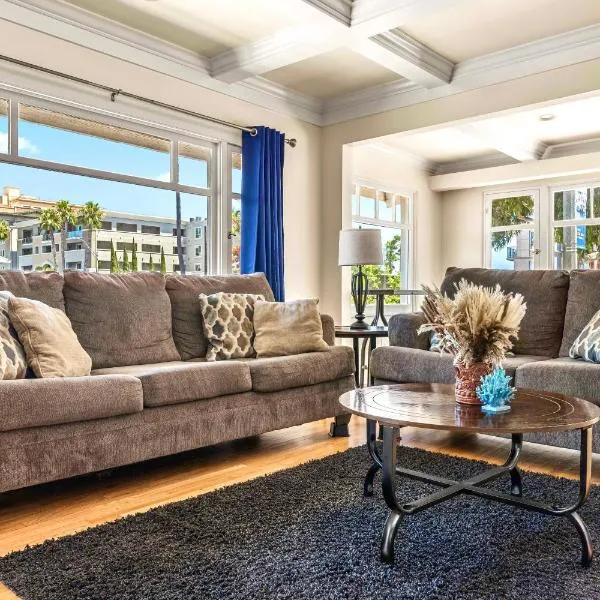 Long Beach 2BR and 1BA Charming Condo Near Alamitos Beach, Marina, Cafes & Shops, Hotel in Long Beach