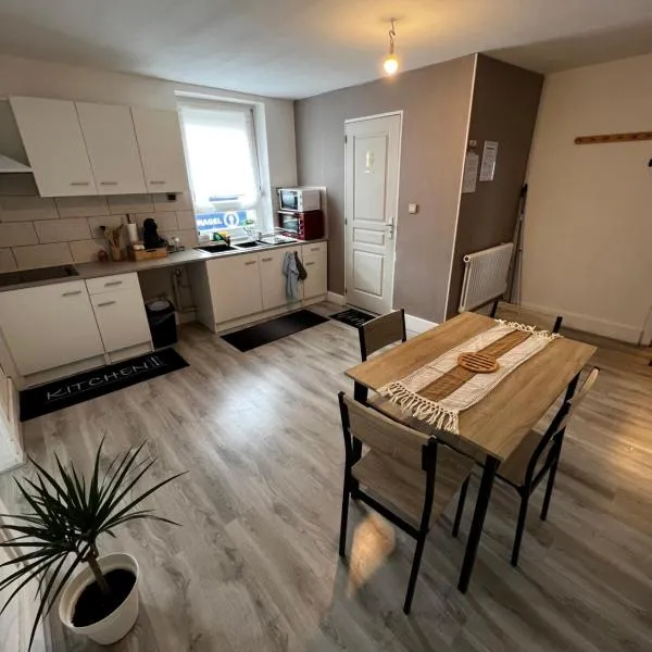 테옹 르 부즈에 위치한 호텔 appartement au premier étage