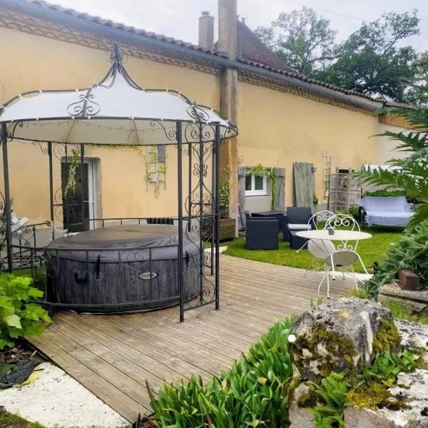 Au Clair de Vianne Jacuzzi et jardin privatifs pour la suite Romance, khách sạn ở Vianne