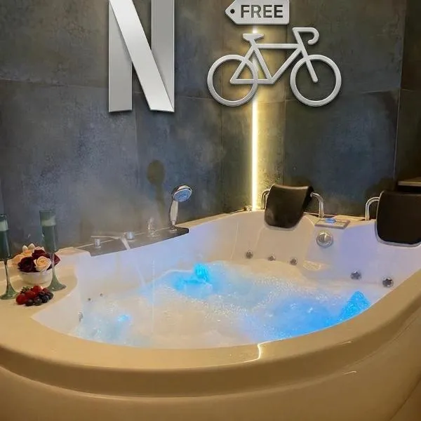 Jacuzzi & Bike Apartment, Krakow, Hotel in Krakau